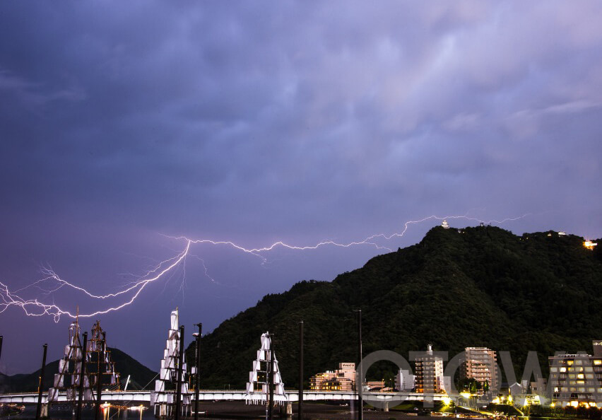 第16回 雷写真コンテスト受賞作品 優秀作品 -岐阜城に走る閃光-